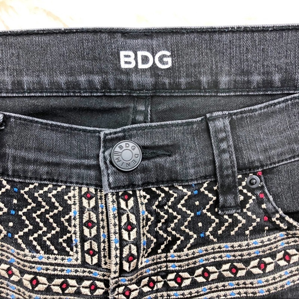 BDG Mid Rise Twig Ankle Skinny Jeans Embroidered Black Denim 29W 29L - Picture 4 of 16